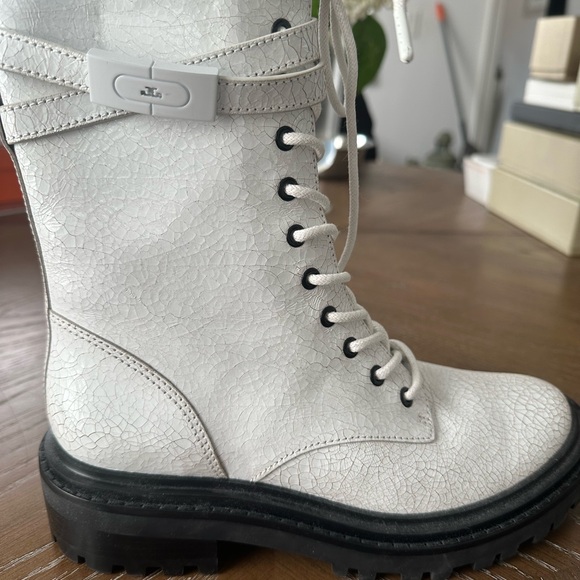 Tory Burch Combat Boots in white leather with black soles size 7 US Women New - Picture 4 of 7